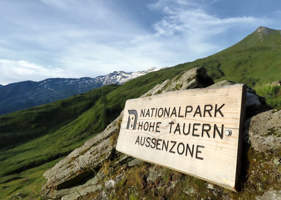 Schild vom Nationalpark Hohe Tauern mit Blick auf den Keeskogel © Tourismusverband Großarltal