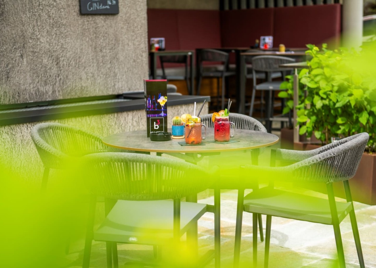 Gemütlicher Außenbereich der B3 Bar im B&B Hotel Villa Alpin