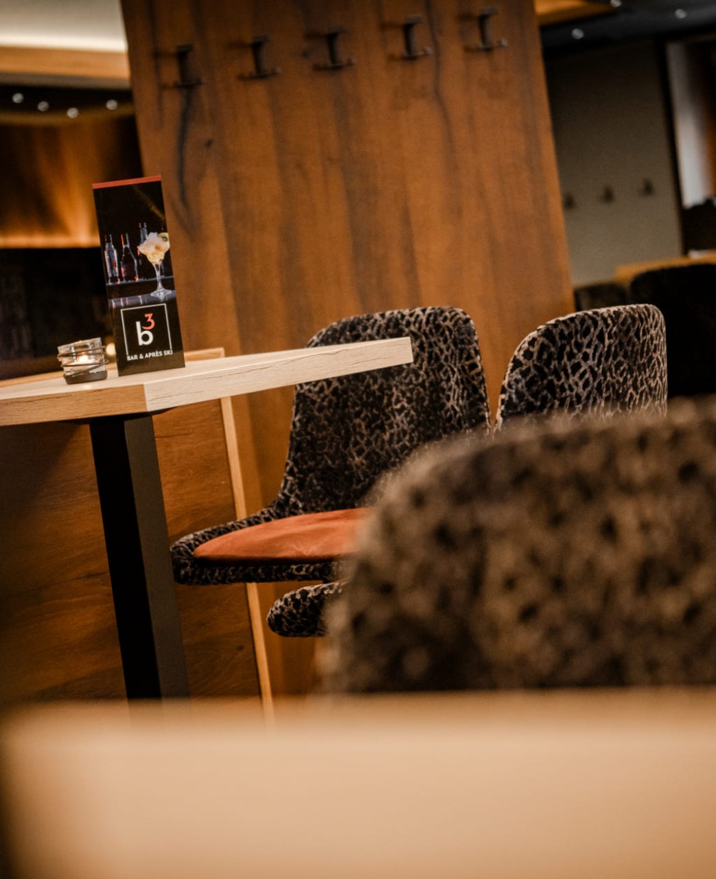  Nahaufnahme eines stilvollen Tisches in der B3 Bar