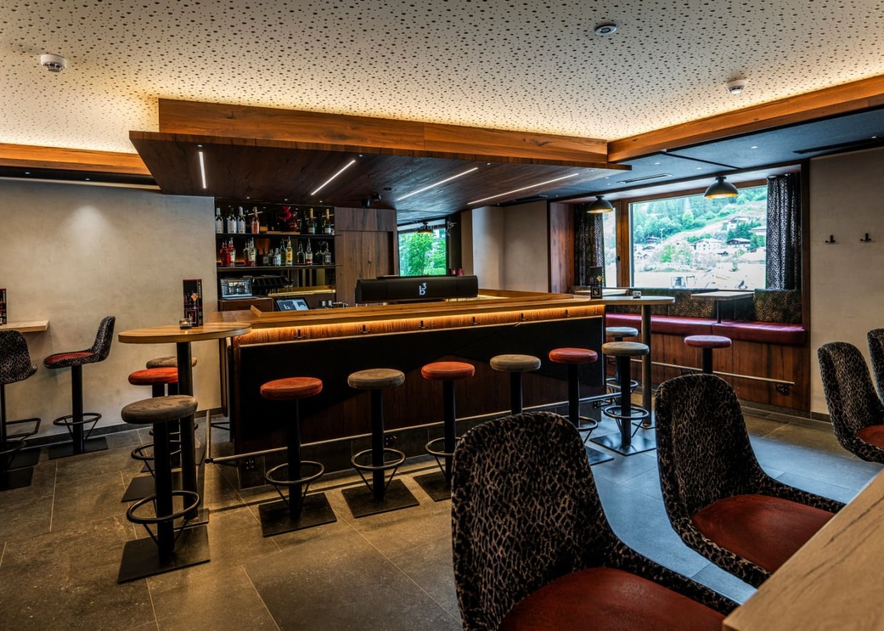 Modern eingerichtete Bar im B&B Hotel Villa Alpin