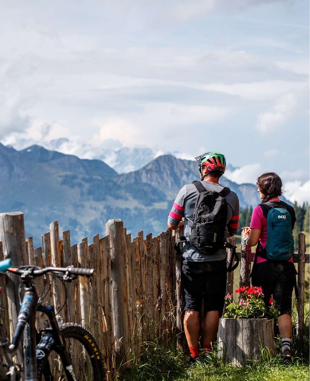 Biker beim Aussicht genießen auf der Bichlalm in Großarl © Erwin Haiden