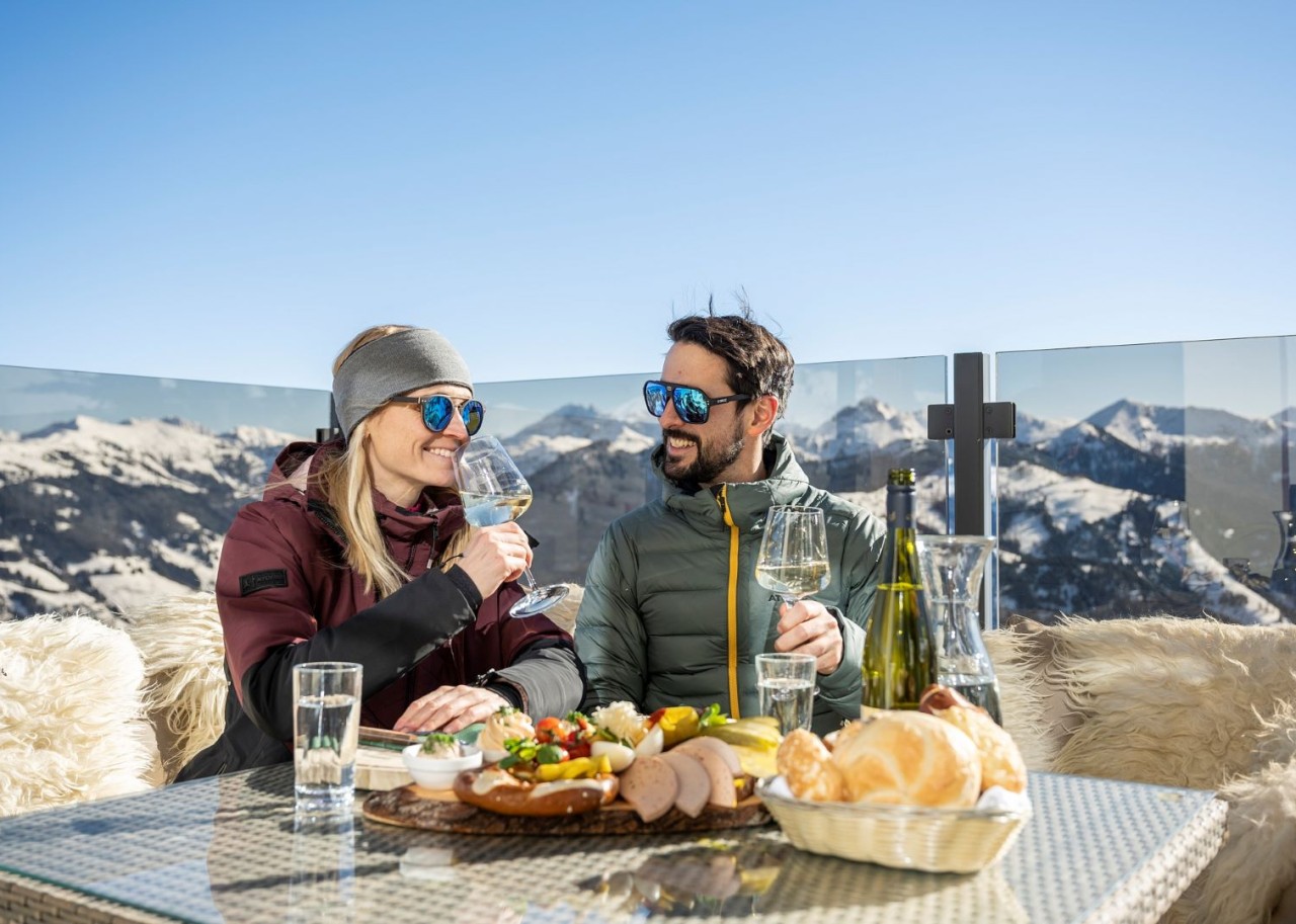Einkehr auf der Skihütte mit wunderschönem Blick auf die umliegenden Berge © TVB Großarltal/Lorenz Masser