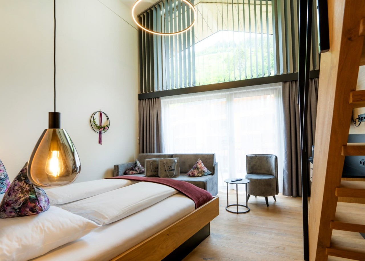 Komfortables Zimmer mit großen Fenstern