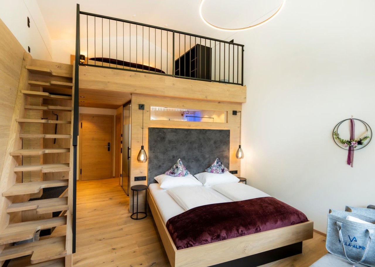 Ein modernes Zimmer mit zweistöckiger Einrichtung