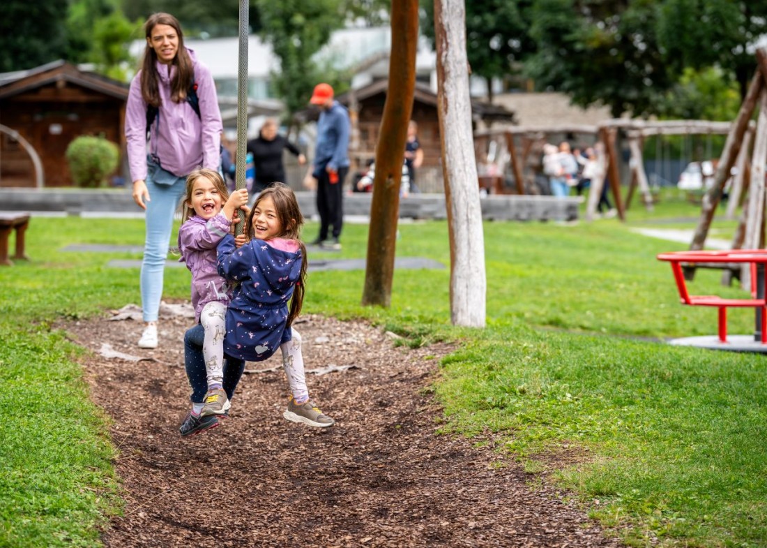 Familie am Abenteuerspielplatz Rucki Zucki's Gaudi-Alm im Gro&szlig;arltal &copy; TVB Gro&szlig;arltal/Gipfelfieber