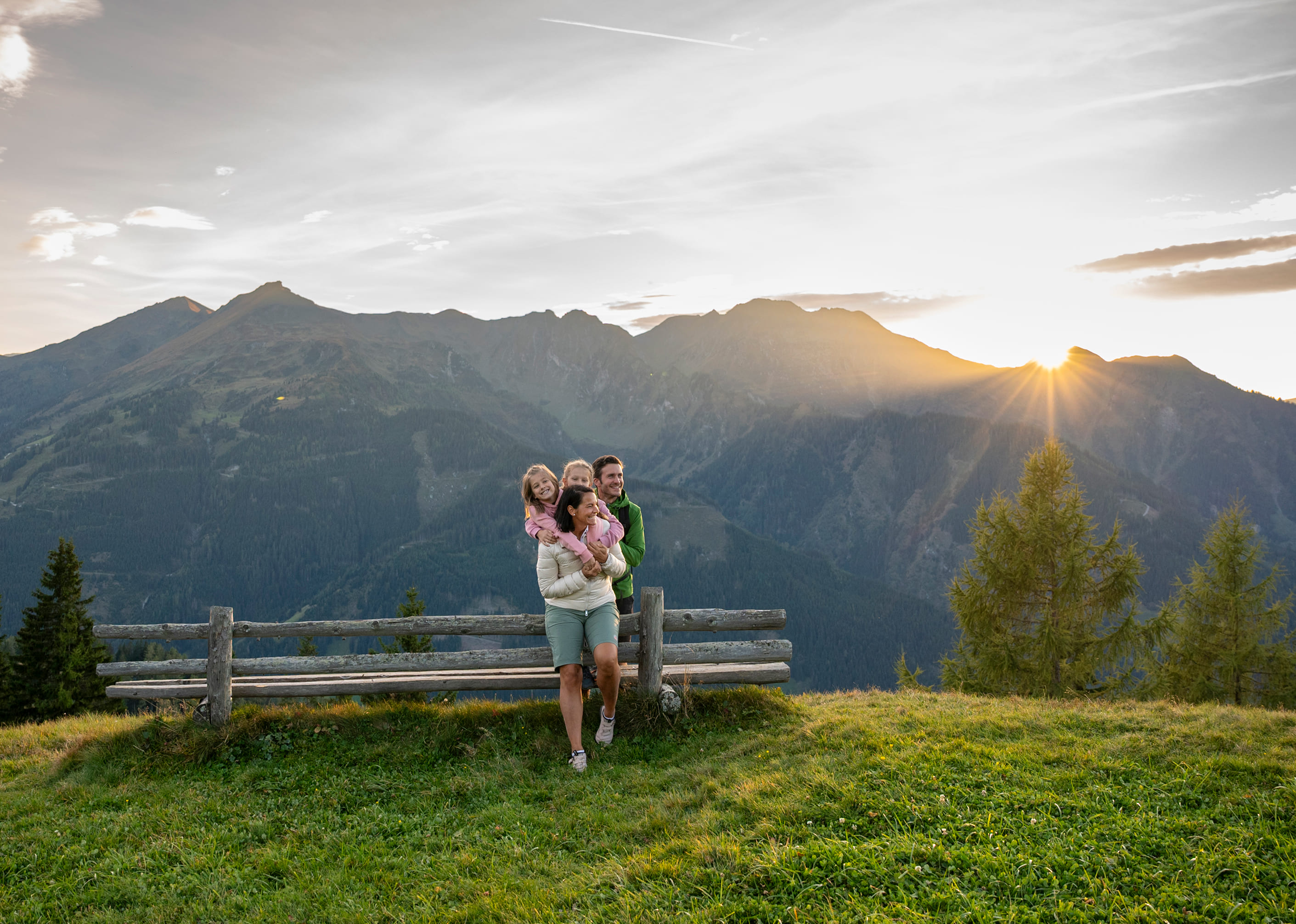 Familie mit Blick auf die Berge bei Sonnenuntergang &copy; TVB Gro&szlig;arltal/Lorenz Masser