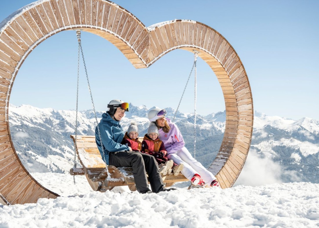 Familie genie&szlig;t Aussicht im Winter &copy; TVB Gro&szlig;arltal/Lorenz Masser
