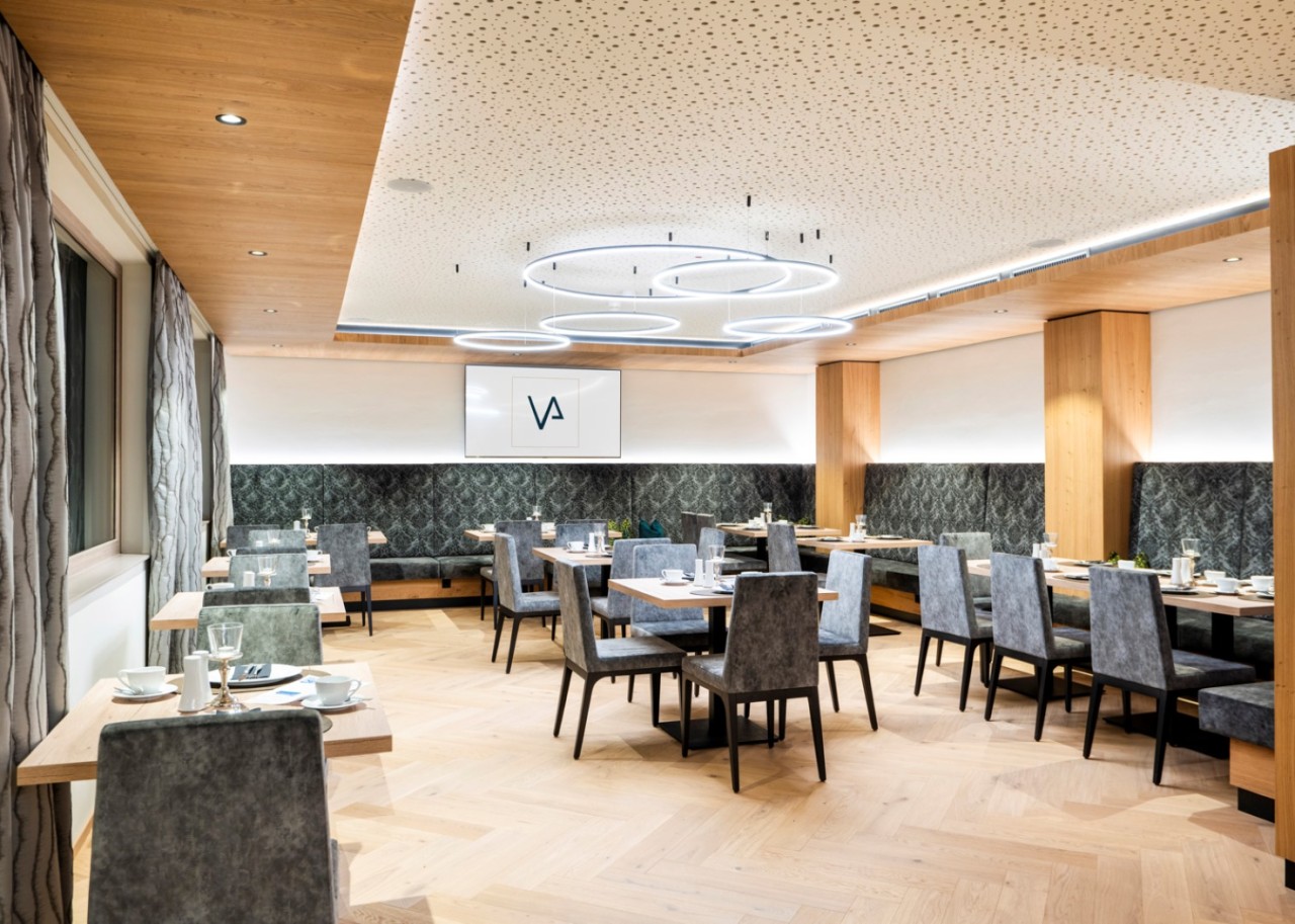 Modernes und stilvoll eingerichtetes Frühstücksraum im B&B Hotel Villa Alpin