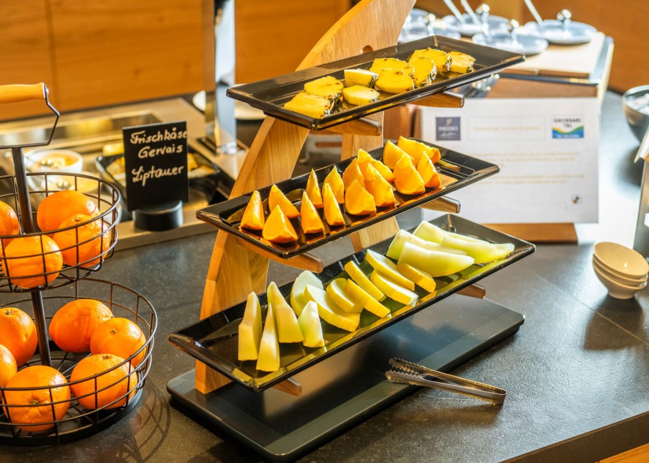 risch angerichtete Auswahl an Obst und Käse beim Frühstücksbuffet im B&B Hotel Villa Alpin