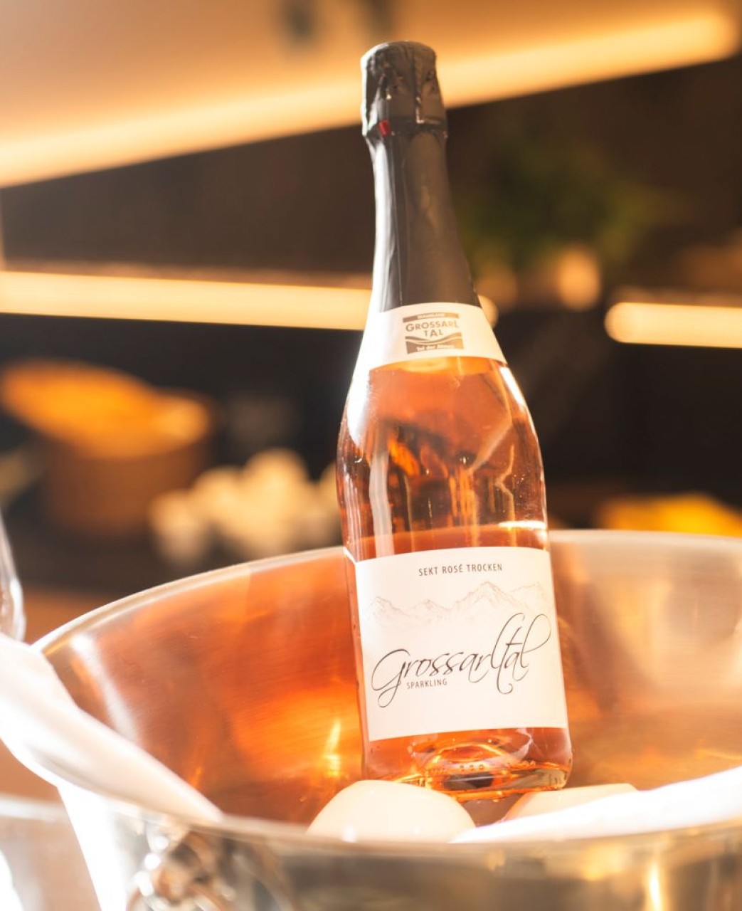 Eine gekühlte Flasche "Grossarltal" Rosé
