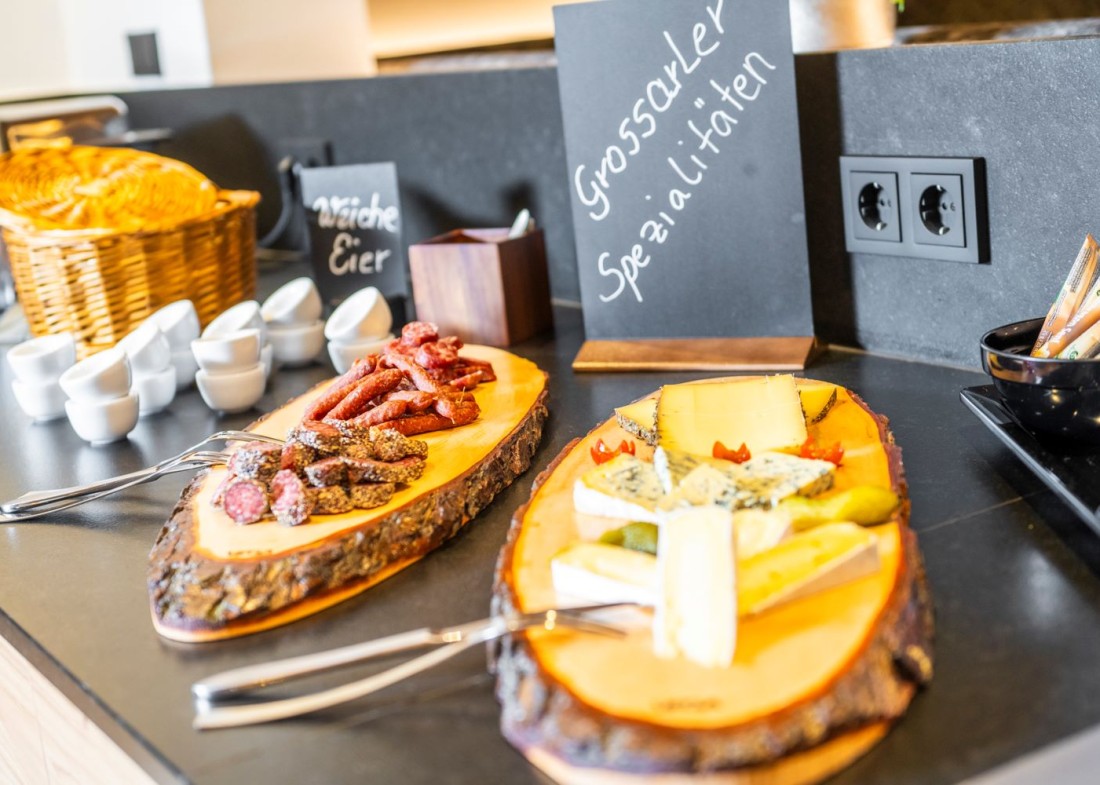Frühstücksbuffet mit regionalen Wurst- und Käsespezialitäten 