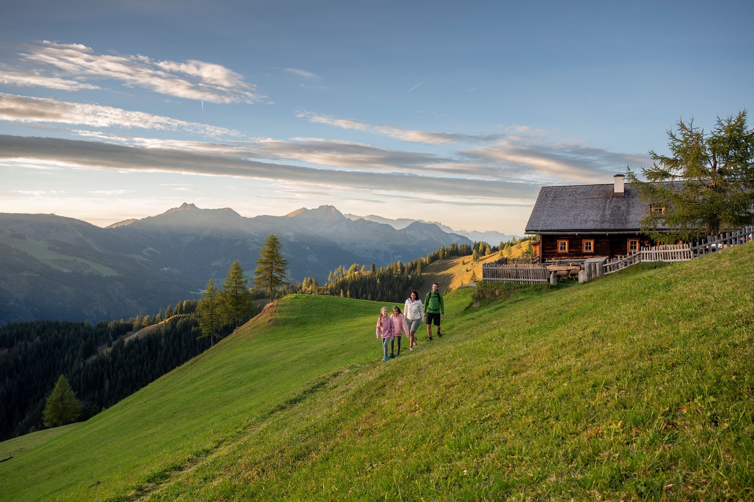 Familienwanderung bei Abendstimmung zur Bichlalm © TVB Großarltal/Lorenz Masser