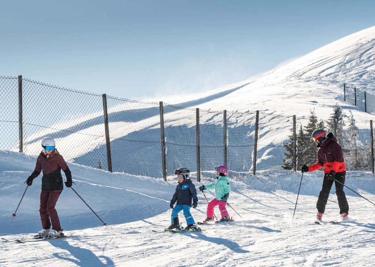 Familie beim Skifahren im Skigebiet Großarltal © TVB Großarltal/Lorenz Masser