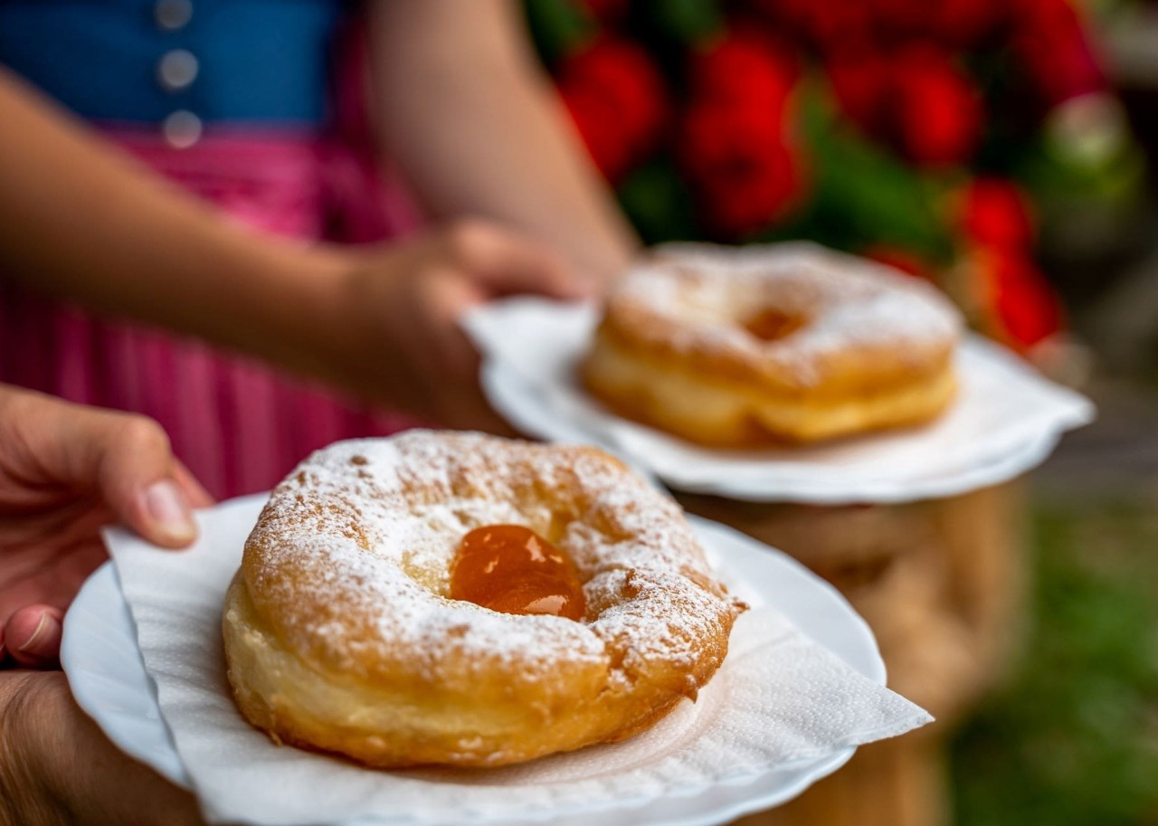 elbstgemachte Bauernkrapfen mit Marillenmarmelade auf der Maurachalm &copy; Tourismusverband Gro&szlig;arltal