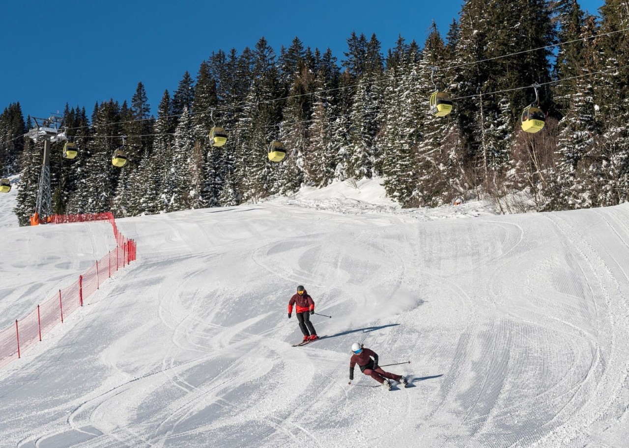 Ski fahren mit Blick auf die Panoramabahn Großarltal © TVB Großarltal/Lorenz Masser