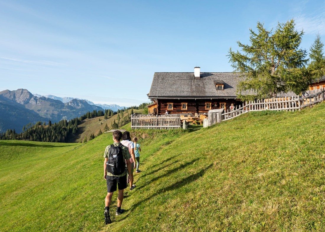 Familie am Spielplatz beim Schaukeln &copy; TVB Gro&szlig;arltal/Lorenz Masser