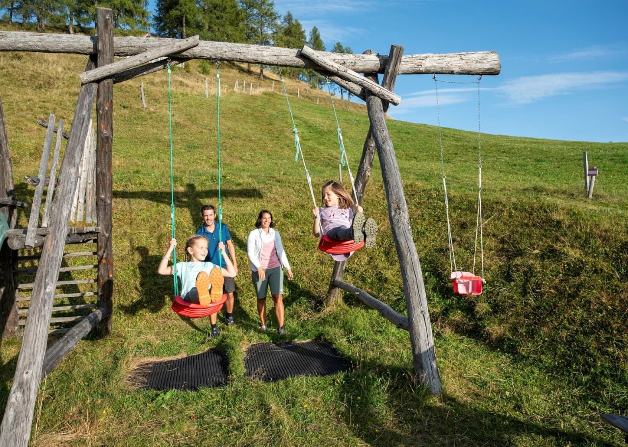 Familie am Spielplatz beim Schaukeln &copy; TVB Gro&szlig;arltal/Lorenz Masser
