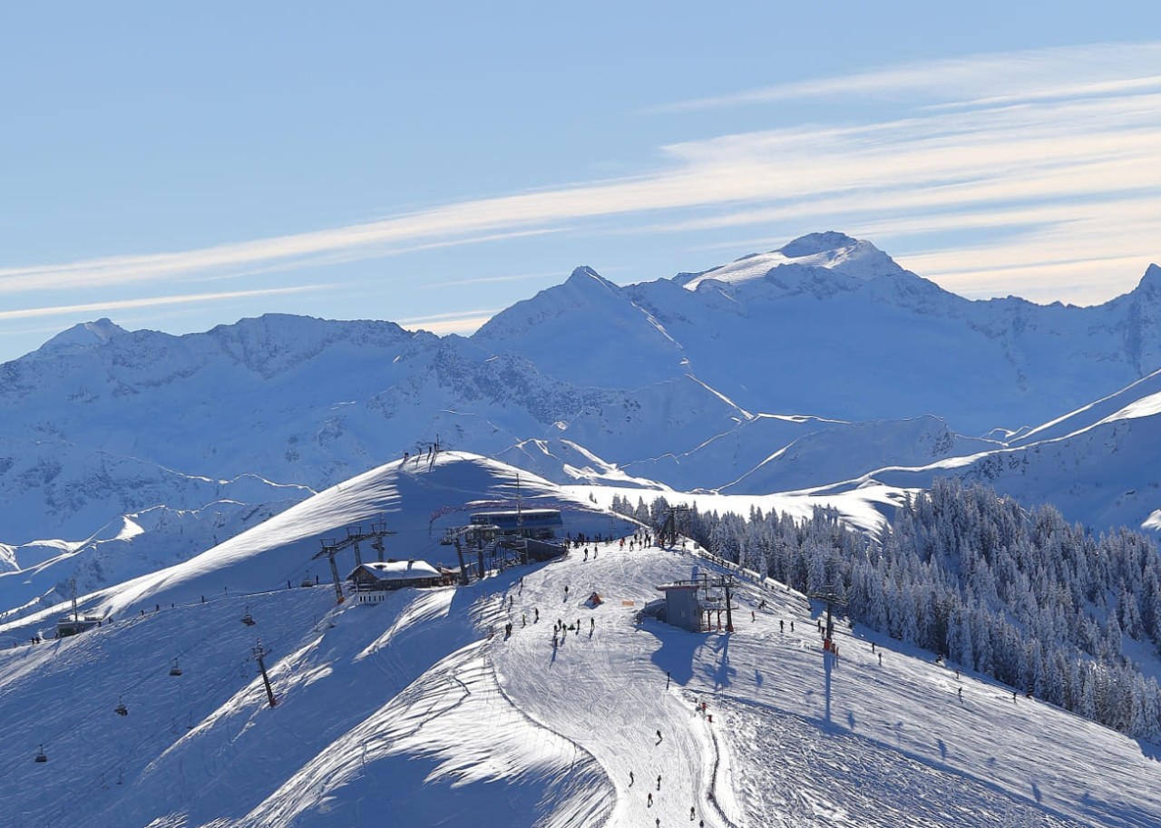 Luftaufnahme vom Skigebiet Großarltal-Dorfgastein mit traumhaften Blick auf die umliegende Bergwelt © Tourismusverband Großarltal