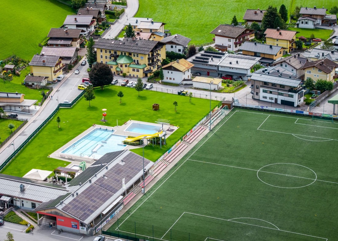 Drohnenaufnahme vom Fu&szlig;ballplazt und Schwimmbad im Gro&szlig;arltal &copy; Tourismusverband Gro&szlig;arltal