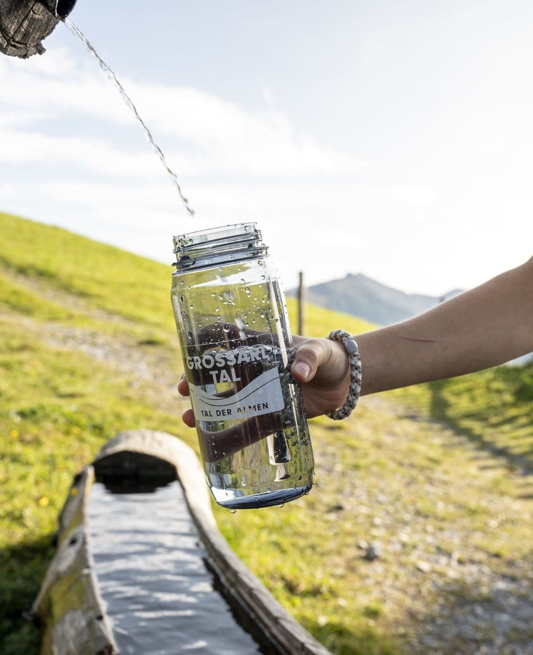 Großarltal Trinkflasche am Brunnen auffüllen © TVB Großarltal/Lorenz Masser
