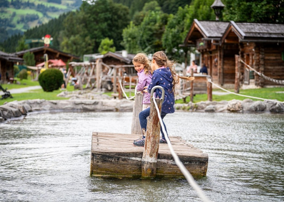 Kinder beim Flo&szlig; fahren am Spielplatz Rucki Zucki's Gaudi Alm &copy; TVB Gro&szlig;arltal/Gipfelfieber