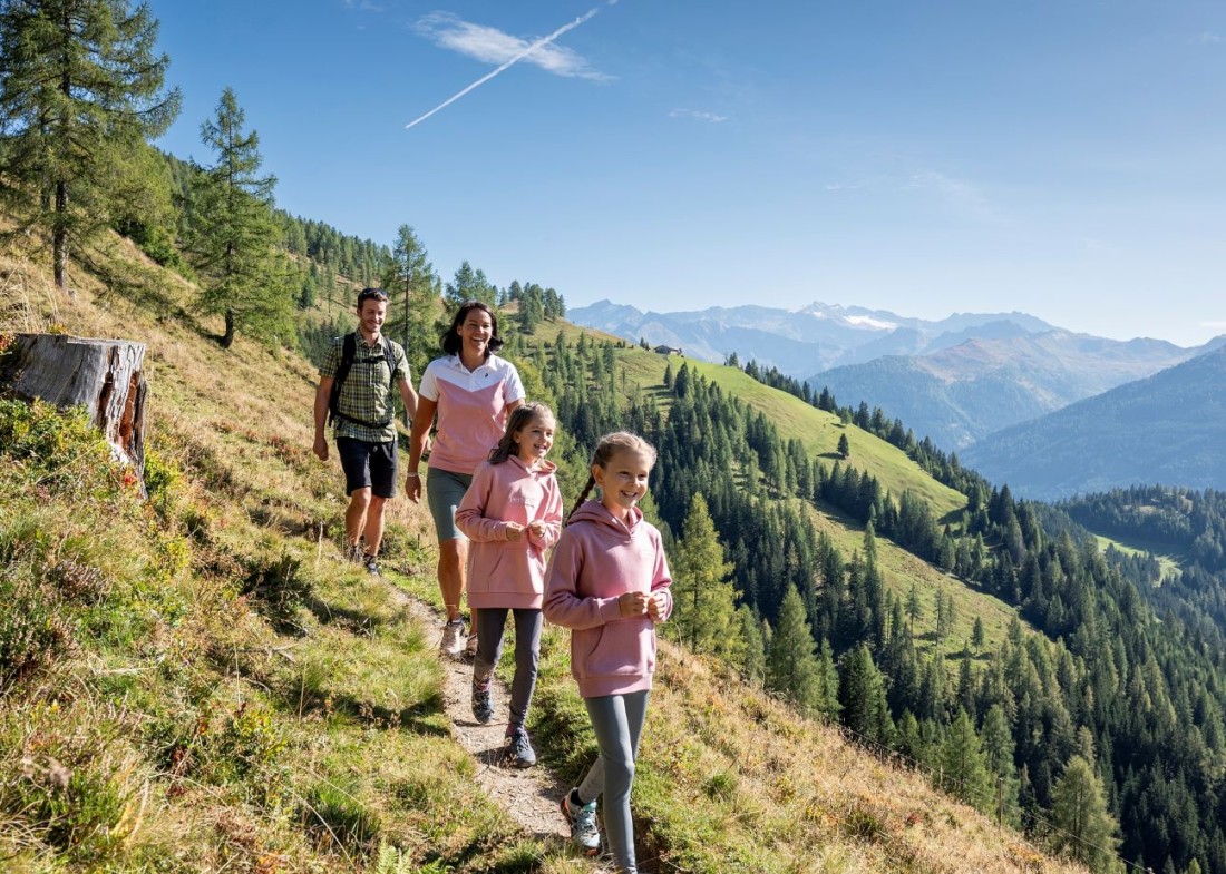 Familie geht am Wanderweg entlang © TVB Großarltal/Lorenz Masser