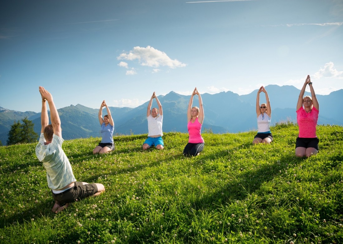 Yoga wandern bei einer traumhaften Bergkulisse © Tourismusverband Großarltal