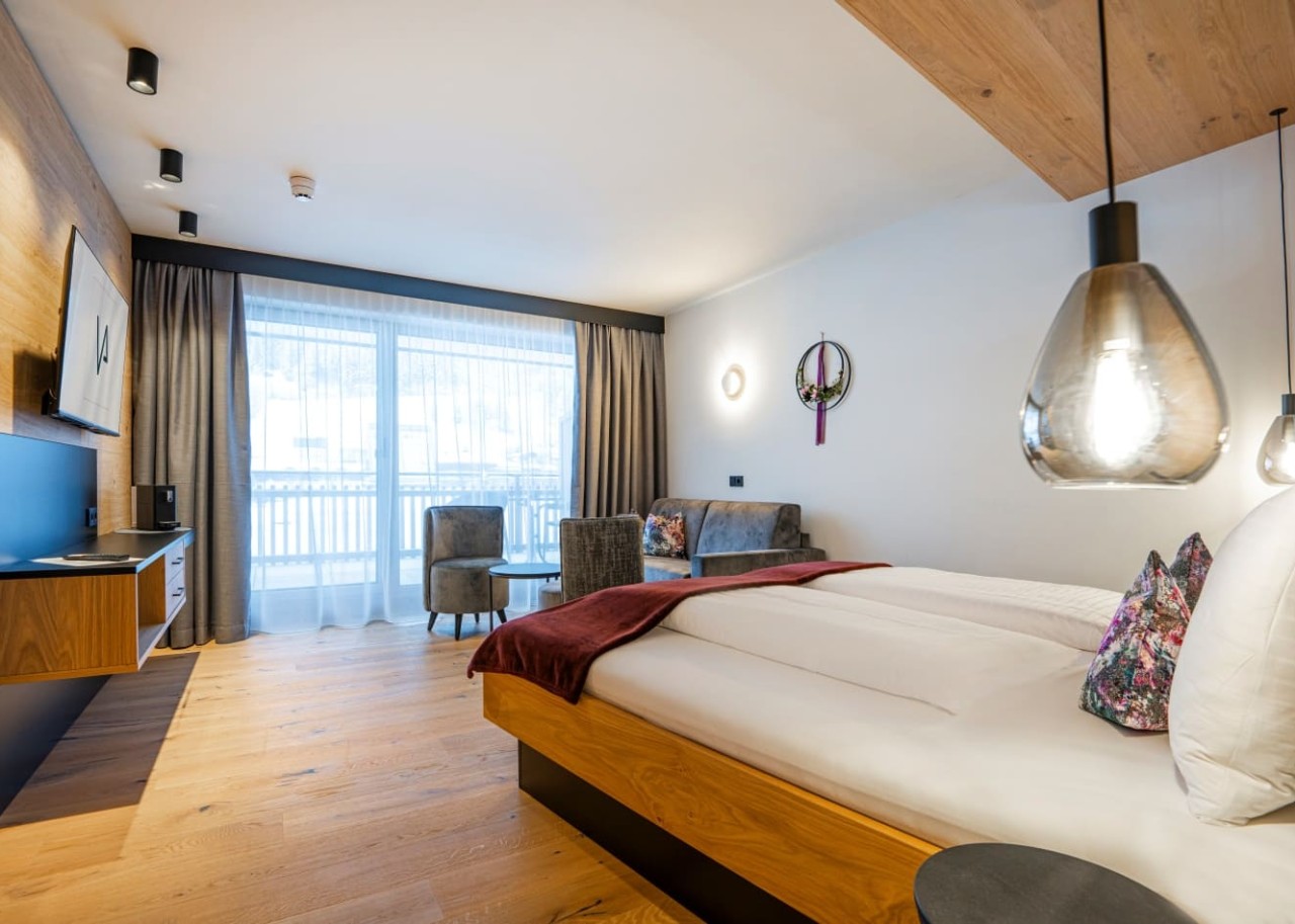 Geräumiges Doppelzimmer Alpin comfort mit Sitzecke und Balkon