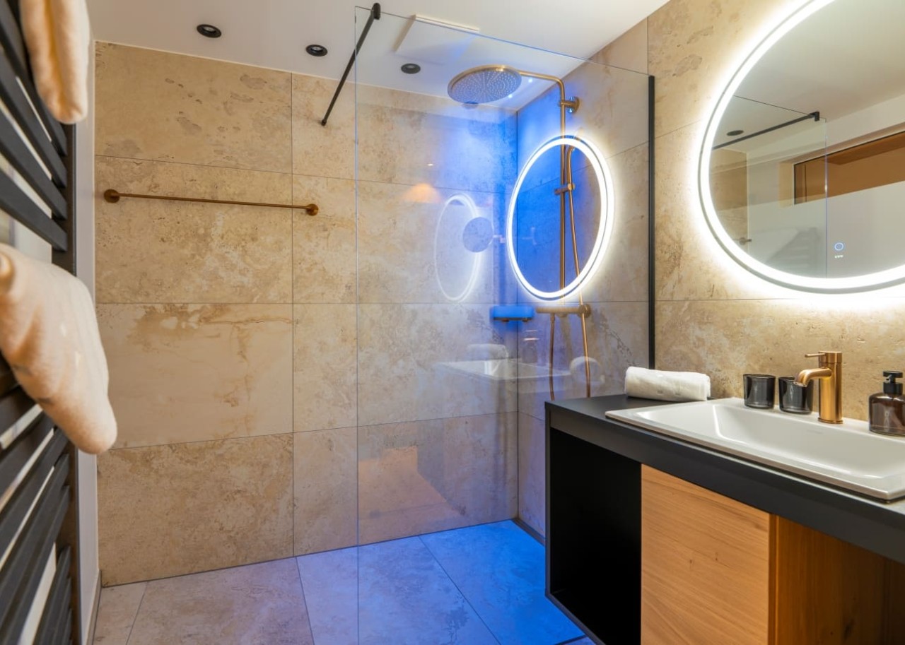 Badezimmer mit Regendusche