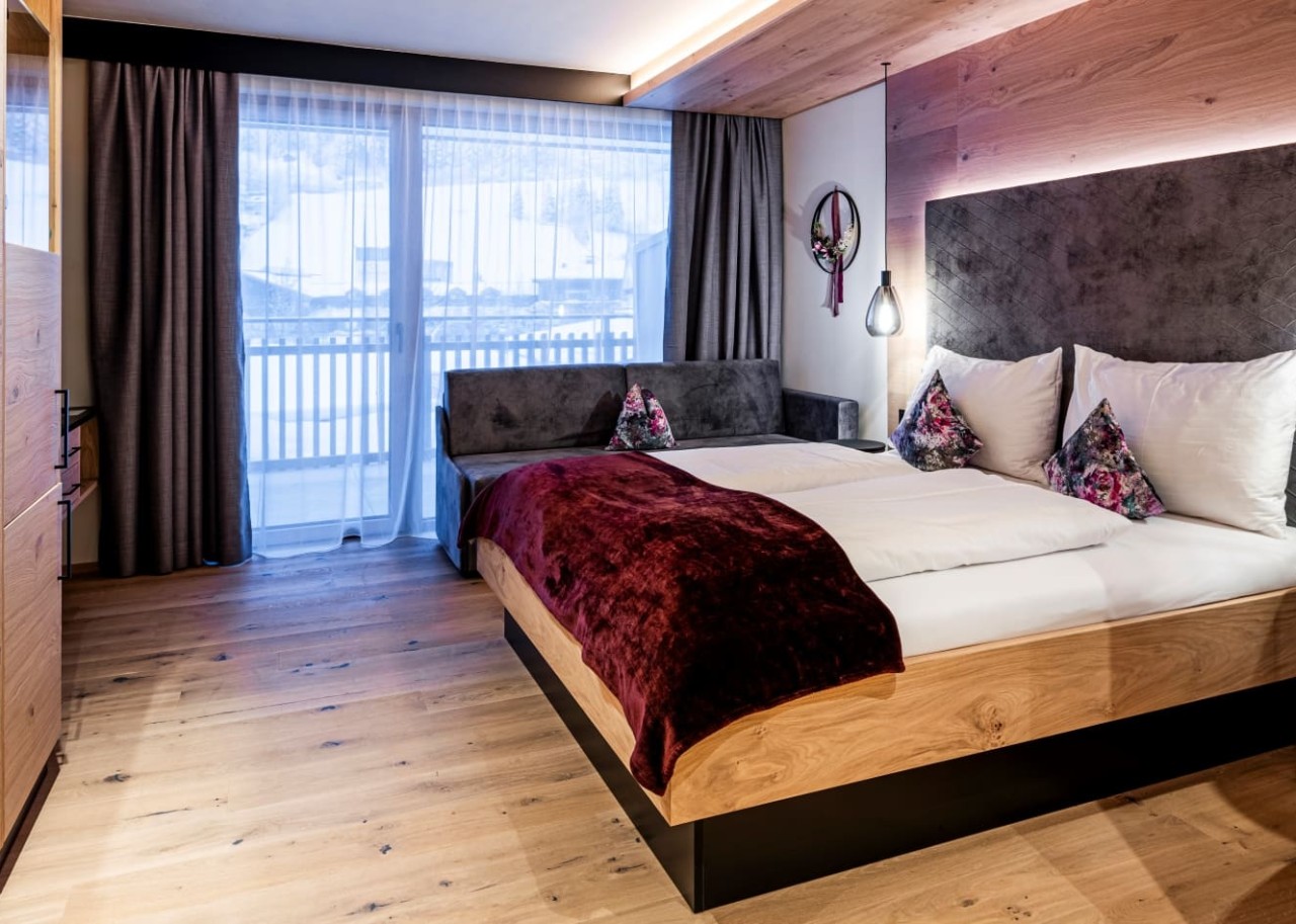 Liebevoll eingerichtetes Zimmer mit Balkon