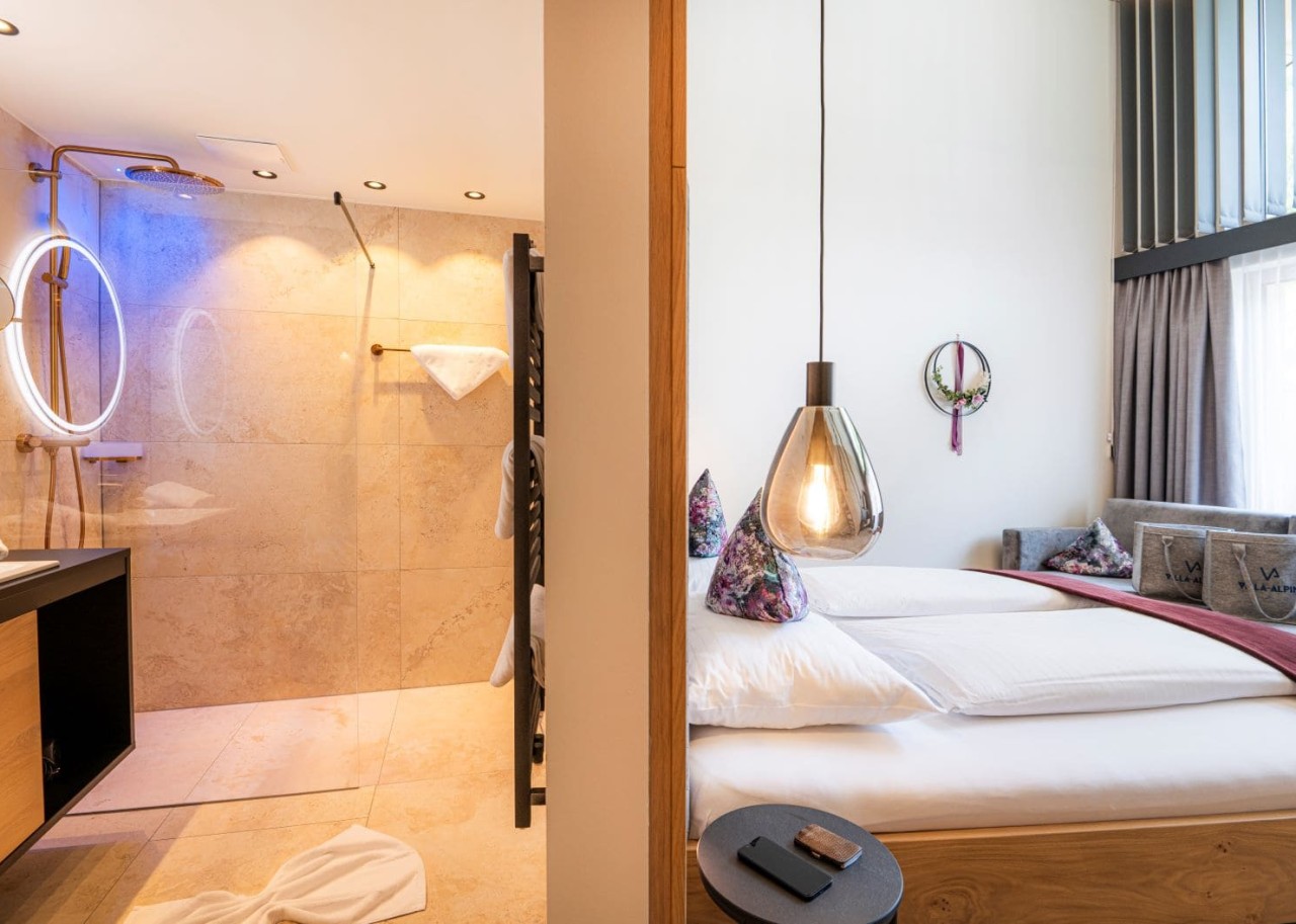 Modernes Badezimmer mit luxuriöser Ausstattung und Regendusche