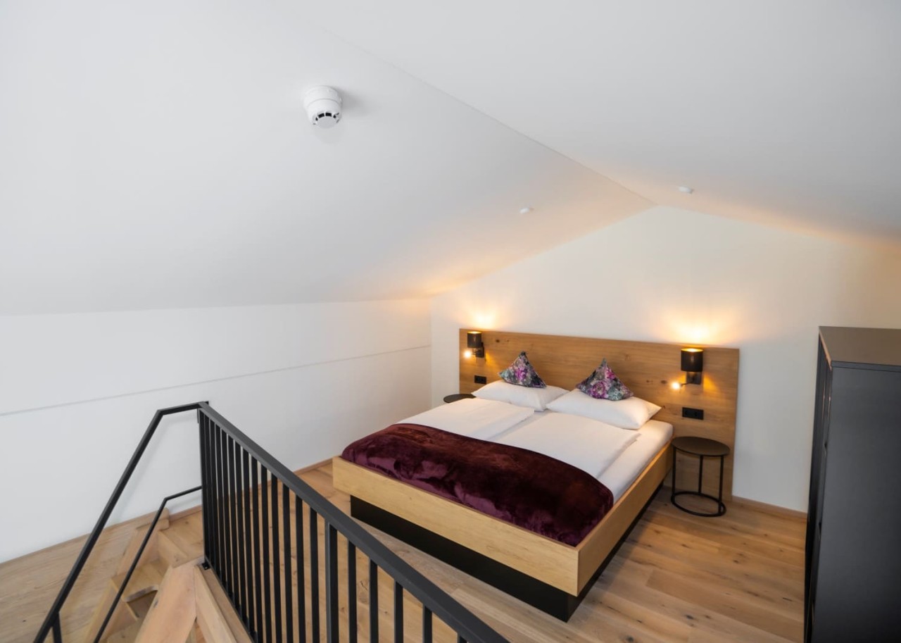 Helles Doppelzimmer mit einem gemütlichen Bett