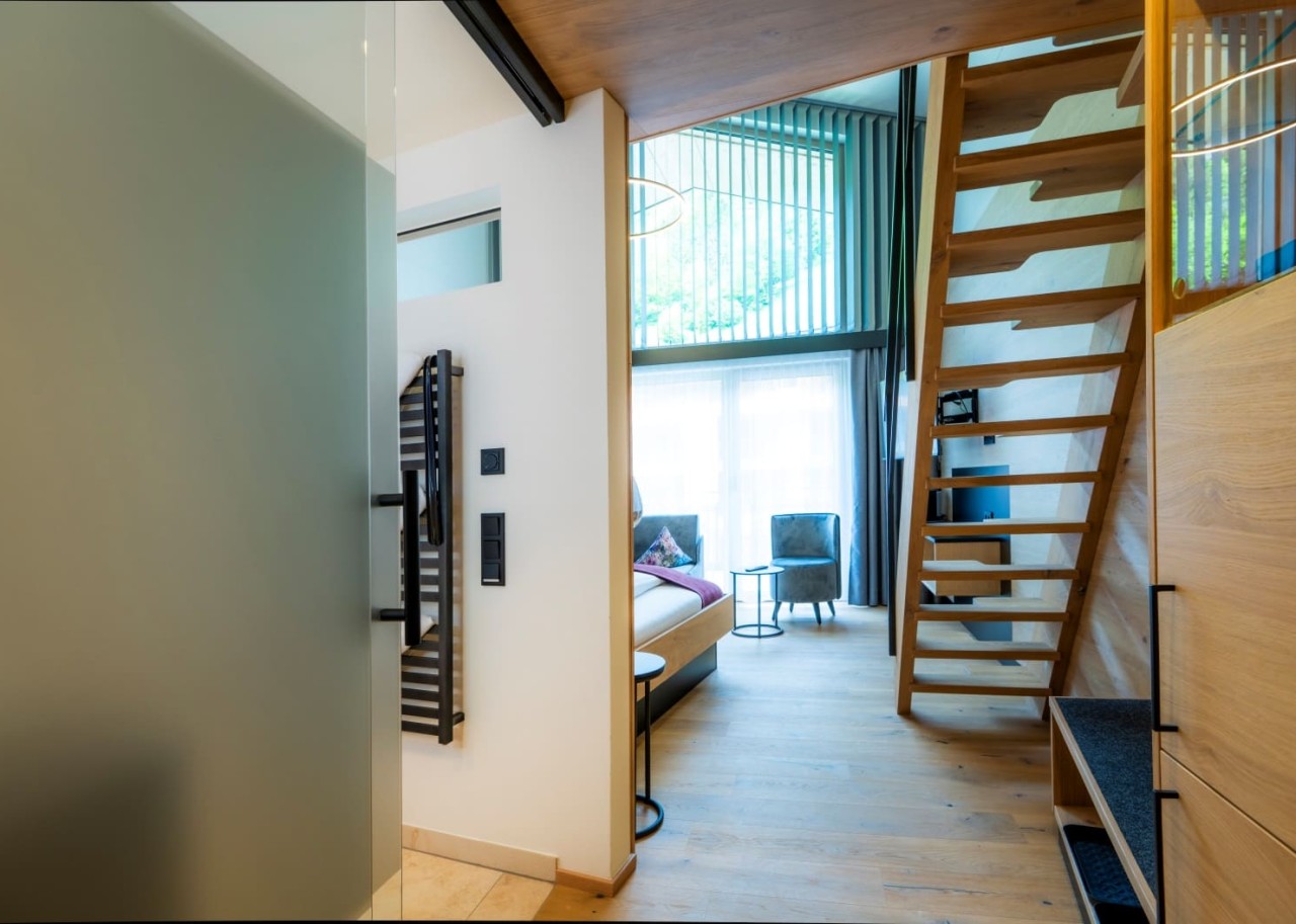 Offene und moderne Suite in Großarl mit einem großzügigen Schlafbereich und Sitzecke