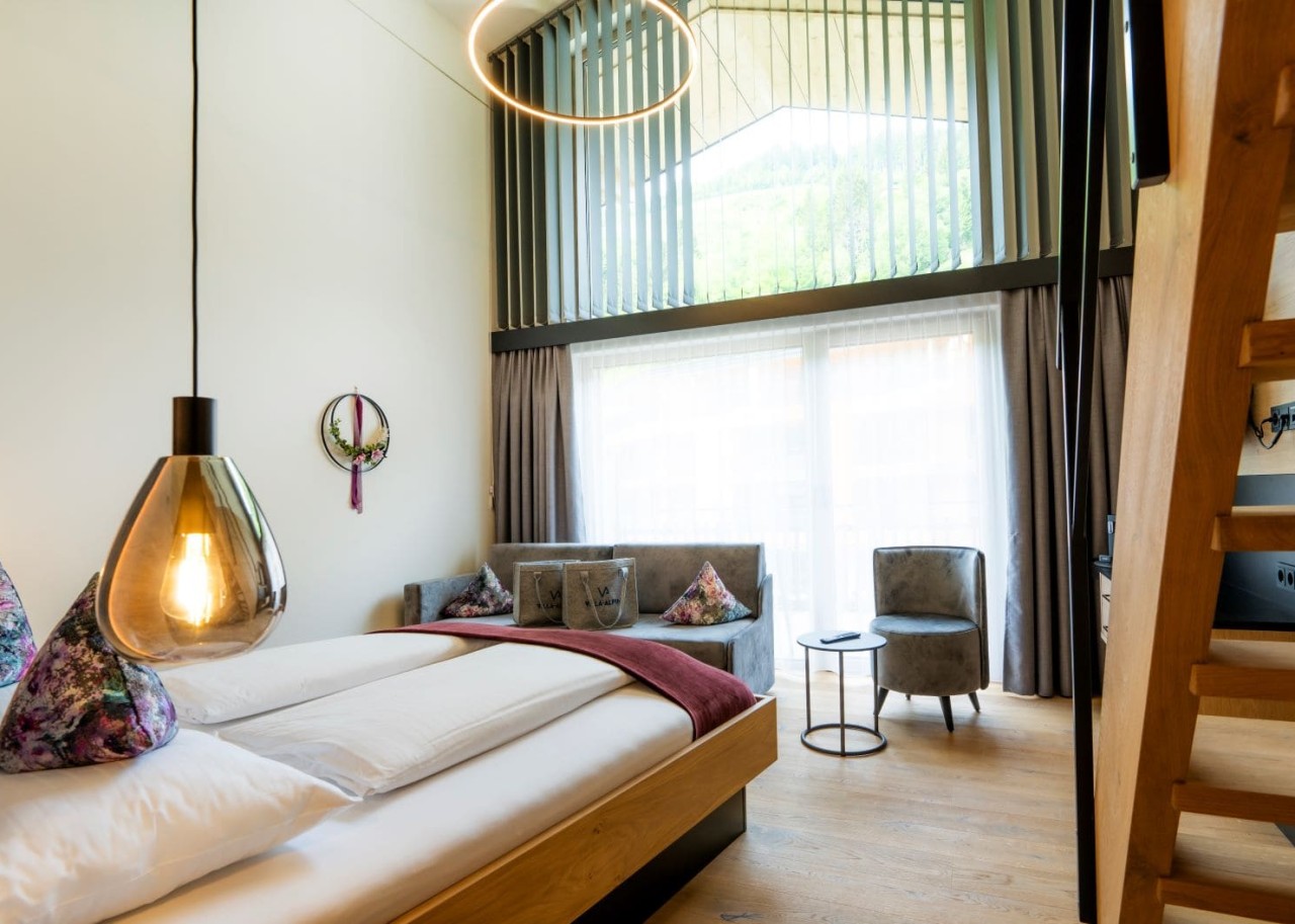  Zweistöckige Suite mit einer stilvollen Holztreppe und modernen Designelementen