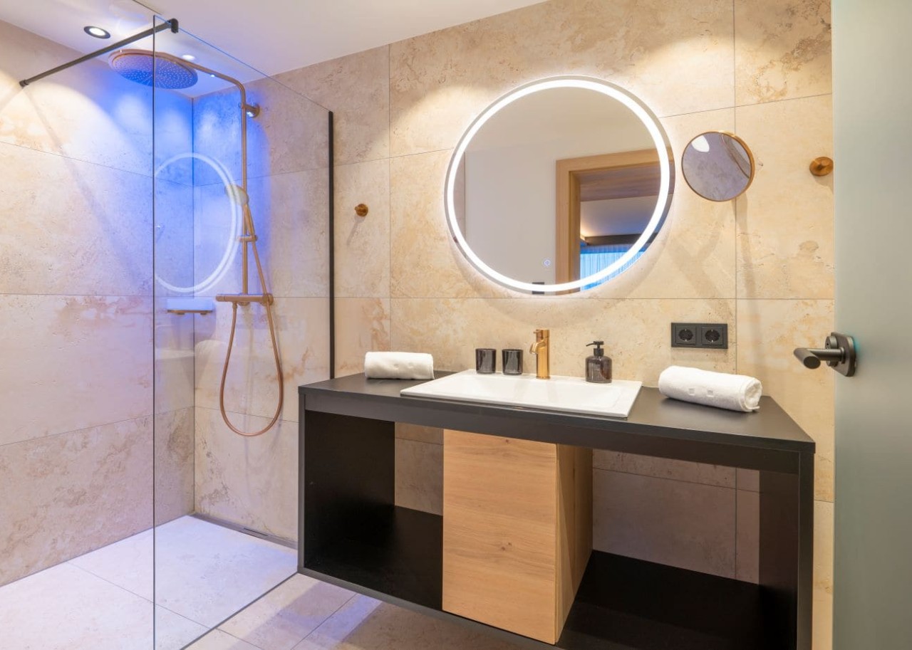Modernes Badezimmer mit Regendusche